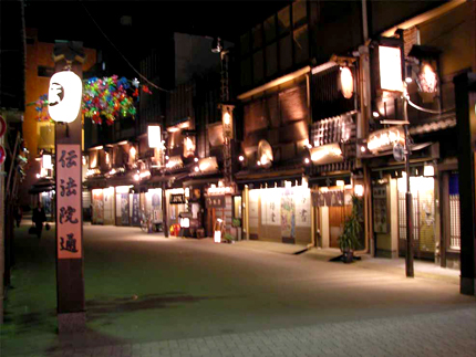 つくばエクスプレス　ライトアップ　飲み屋